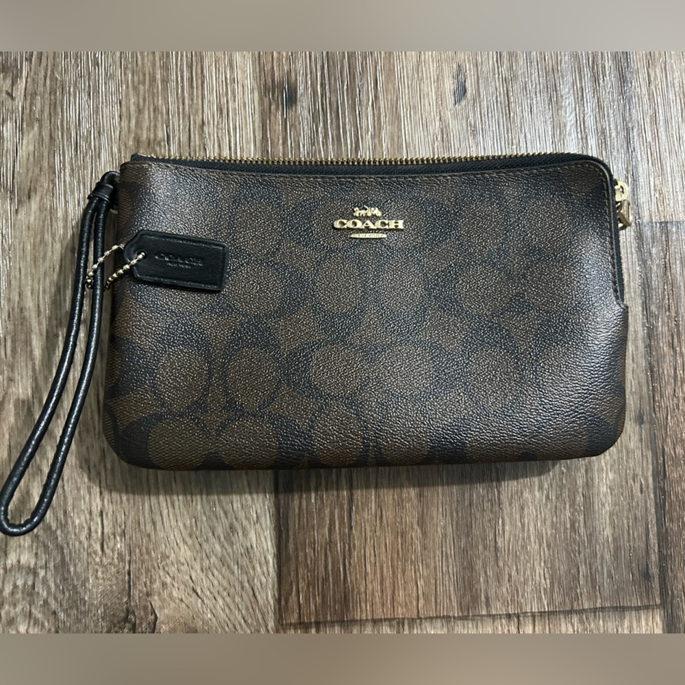 Beautiful gently used coach wallet !